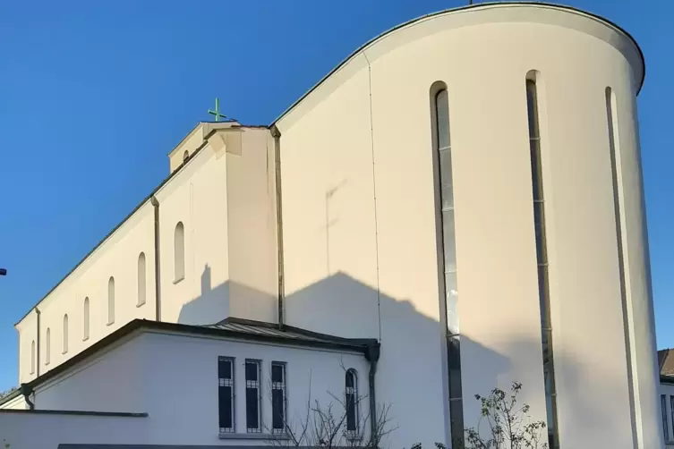 Die Kirche St. Bonifaz mit der Apsis von der Gartenseite her.