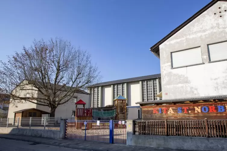 Die Kirche St. Norbert, das Pfarrhaus und die bestehende Kita mit Pfarrheim werden nach und nach abgerissen, um Platz für die ne