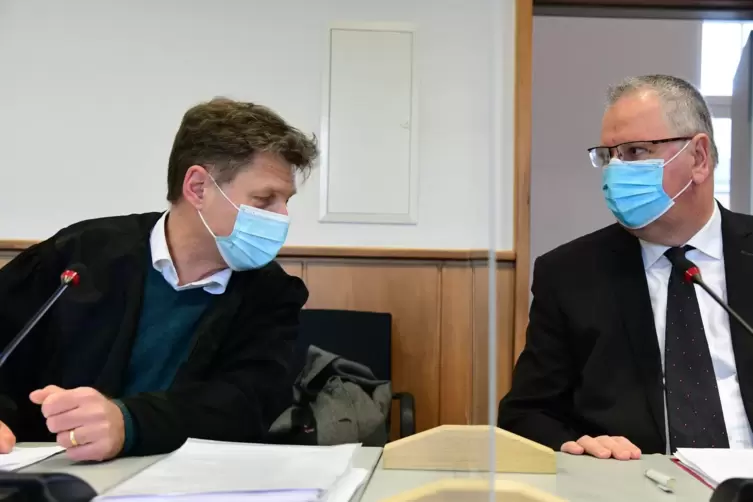 Rüdiger Schneidewind (rechts) und sein Rechtsanwalt Joachim Giring gestern vor dem Saarbrücker Landgericht.