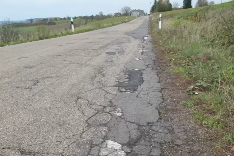 Die K4 gleicht bisweilen einem Flickenteppich. Hier, in Richtung Ortseingang von Kröppen im Bereich des Kalkofens, ist zudem der