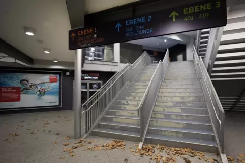 Symbolträchtig: Blätter liegen im verlassenen Eingang zur SAP-Arena. Wann sich hier wieder Menschen voller Vorfreude auf das Kon