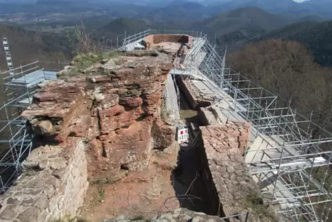 An der Wegelnburg wird noch gebaut. 