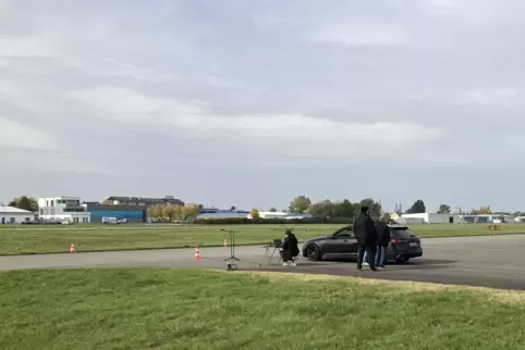 Mit Computer: Test im Bereich Außengeräuschmessung am Flugplatz Speyer. 