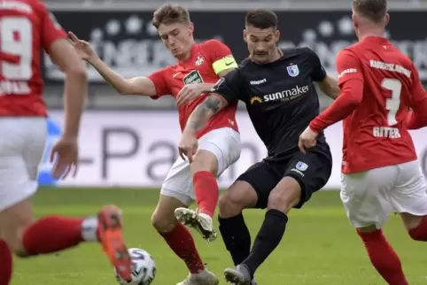 Fehlt weiter auf dem Trainingsplatz: FCK-Kapitän Carlo Sickinger, hier im Zweikampf mit dem Magdeburger Kai Brünker. 