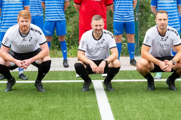 Sie bleiben der SG Rieschweiler als Trainer-Trio erhalten (von links): Steffen Sprau als Co-Trainer der ersten Mannschaft, Danie