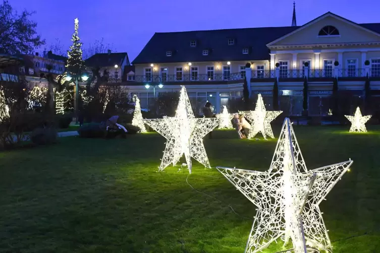 Kommt gut an: Die Weihnachtsbeleuchtung im Oberen Kurpark soll schrittweise erweitert werden.