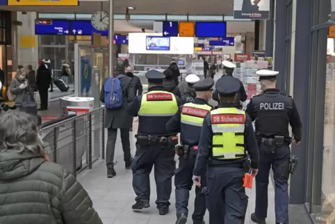 Auch am Hauptbahnhof in Mannheim waren Polizei und Sicherheitskräfte der Bahn im Einsatz. 