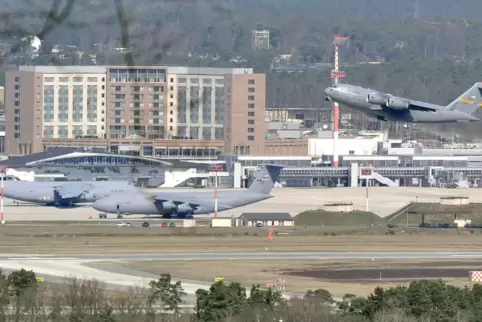 Drehscheibe Ramstein: Auf der Air Base startet ein Flugzeug. 