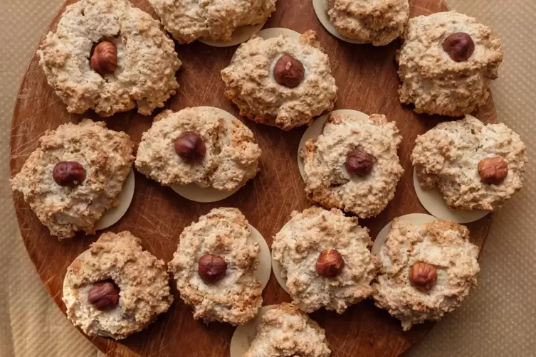 Knackige Leckerbissen: Frische Nussmakronen.