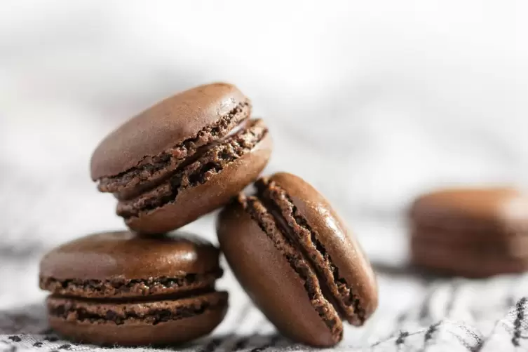 Süße Häppchen: Macarons mit Schokoladencreme.