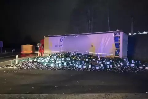 Rund 100 Kisten Leergut verteilten sich nach dem Unfall quer über die Fahrbahn. 