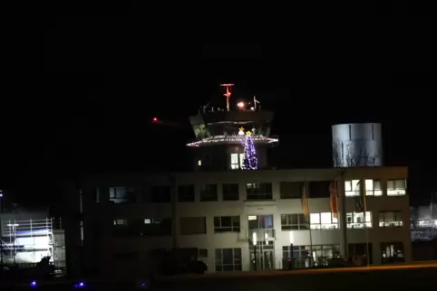 Premiere: Weihnachtsbaum auf dem Dach des Towergebäudes am Flugplatz.