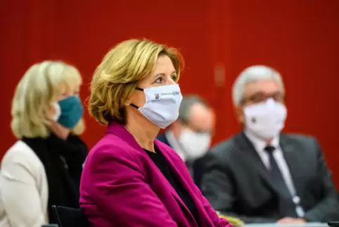 Ministerpräsidentin Malu Dreyer macht es vor: Mund und Nase bleiben in Sitzungen bedeckt. 