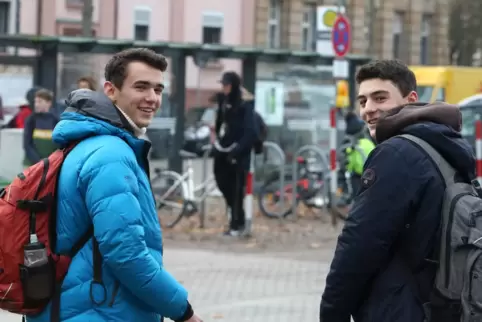 Die Schule ist aus: Hendrik Sohn (links) und Paul Becker können sich treffen.