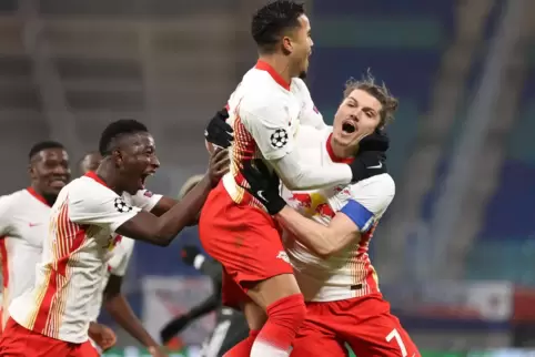 Justin Kluivert (Mitte) jubelt nach seinem Tor zum 3:0 mit Amadou Haidara (li.) und Marcel Sabitzer. 