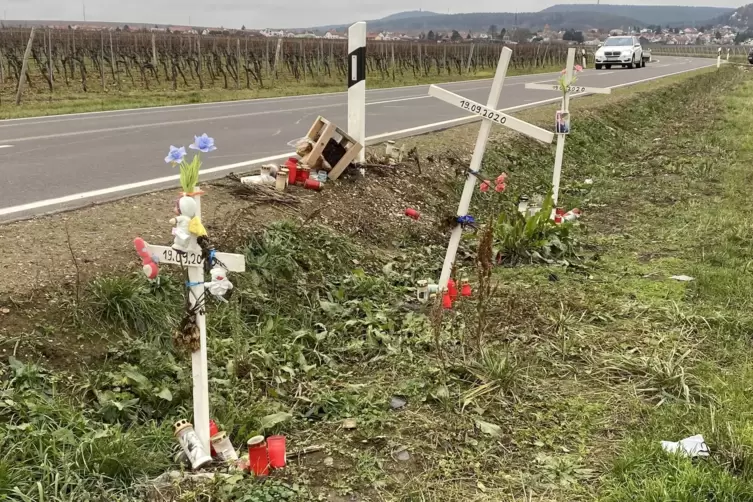 Die Unfallstelle an der Landstraße zwischen Kirchheim und Weisenheim am Berg. 