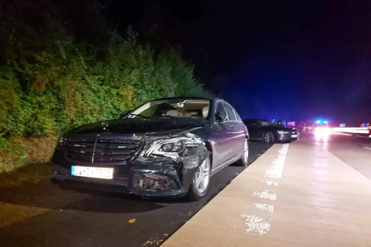 Das Fahrzeug von Ministerpräsident Kretschmann nach dem Unfall. 