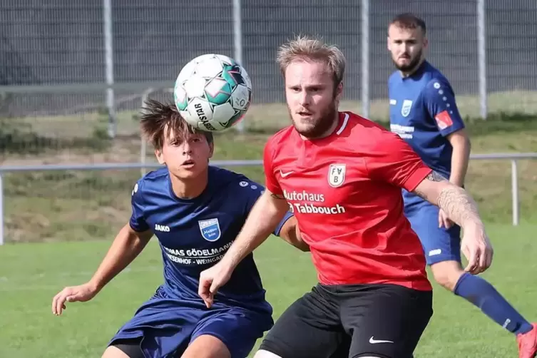 Szene aus einem Römerberger Derby: Mechtersheims Dirk Stürzebecher (links) und Fabian König (Berghausen) wollen den Ball. 