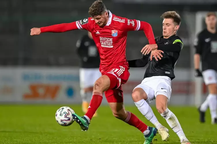 Torgefährlich: Hachings 1:0-Schütze Patrick Hasenhüttl, am Freitag sehr stark. Rechts FCK-Kapitän Carlo Sickinger.