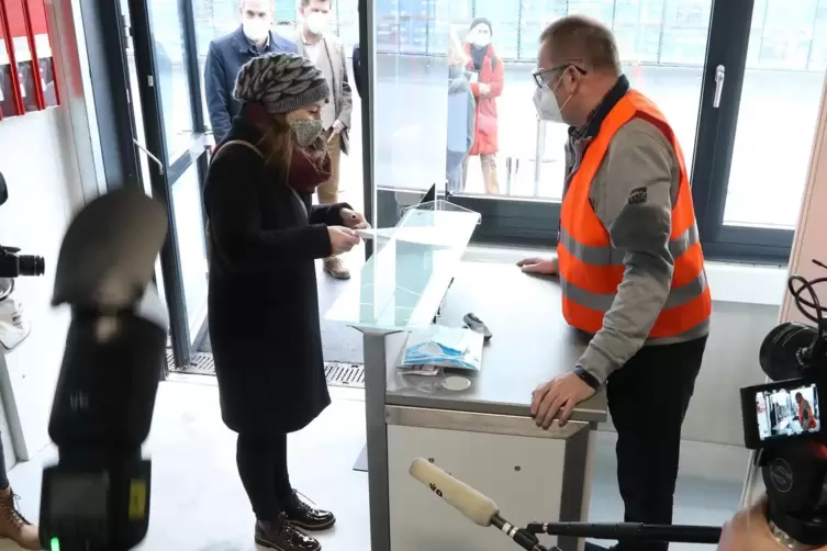 Nadine Dietrich betritt unter den Augen von Kommunalpolitikern und Medienvertretern das Impfzentrum. 