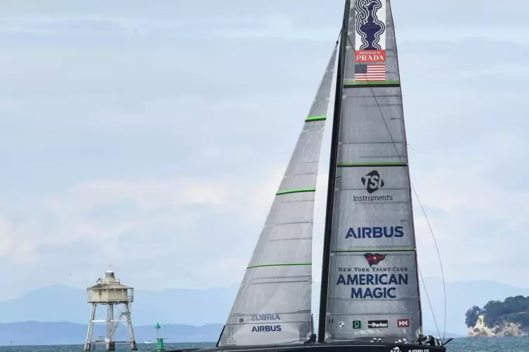 Das US-amerikanische Team American Magic war vor Auckland als erstes Team im Wasser. 