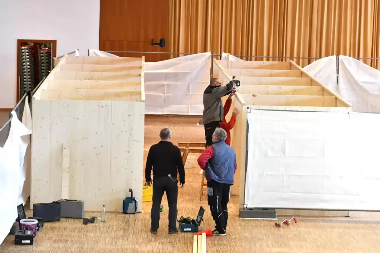 Hier wurden noch an den Impfkabinen in der Salierhalle gearbeitet. Inzwischen ist das Impfzentrum einsatzbereit. 