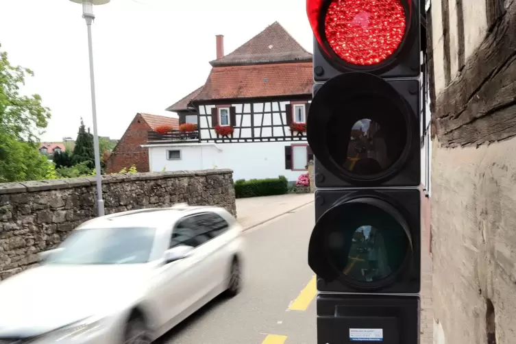 Von Juni bis Dezember 2019 stand in Ampel in der Weinstraße in Pleisweiler.