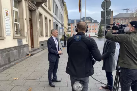 Das mediale Interesse an dem Urteil war groß. Landrat Ralf Leßmeister musste in Koblenz etlichen Journalisten Rede und Antwort s