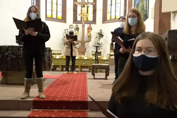 Was die Schüler mit ihren Stimmen im Altarraum der Martinskirche dargeboten haben, ist ein weihnachtlicher Ohrenschmaus. 