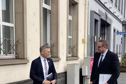 Kaiserslauterns Landrat Ralf Leßmeister und OB Markus Zwick am Mittwoch vor der Verhandlung in Koblenz.