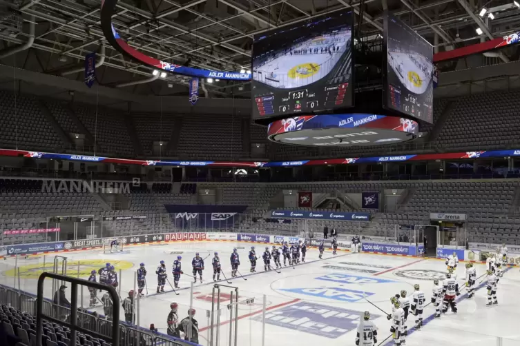 Grußaufstellung beider Teams vor leeren Rängen: So wird es auch am Samstagnachmittag aussehen, wenn die Adler Mannheim gegen Nür