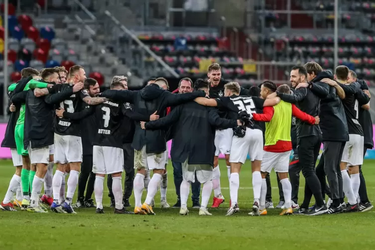 Seltenes Bild in dieser Saison: Team und Betreuerstab des FCK feiern gemeinsam einen Sieg. 