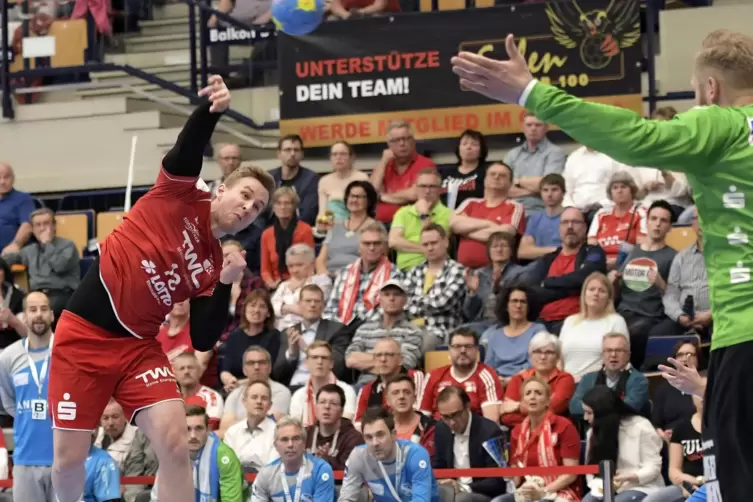 Alexander Feld von den Eulen Ludwigshafen zieht ab und trifft gegen Jogi Bitter zum 1:1. Die Fans feuern ihre Mannschaft an, auc