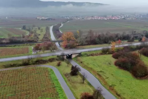 Auch diesen Weg zwischen Forst (im Hintergrund) und Niederkirchen will der Skiverband für die Rollski-Wettbewerbe nutzen. 