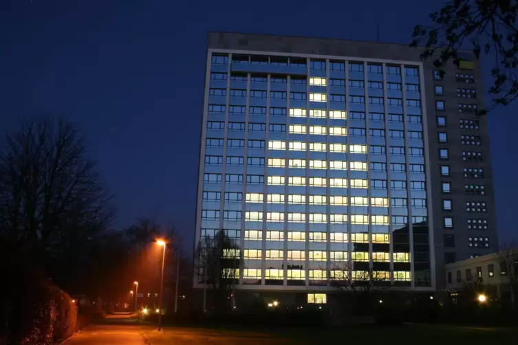 Strahlt ab Donnerstag wieder: Weihnachtsbaum im DRV-Hochhaus.