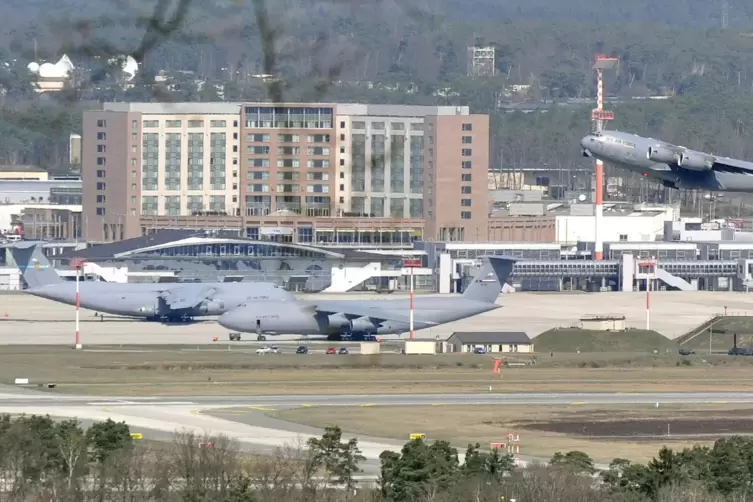 Tag und Nacht herrscht Betrieb auf der Air Base Ramstein. 