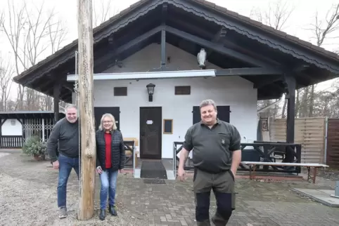 Ziehen sich zurück: Viktor und Rosalia Kolschek, die ihrem Nachfolger Bernhard Dittrich (rechts) das Vogelhaus im Wald zwischen 