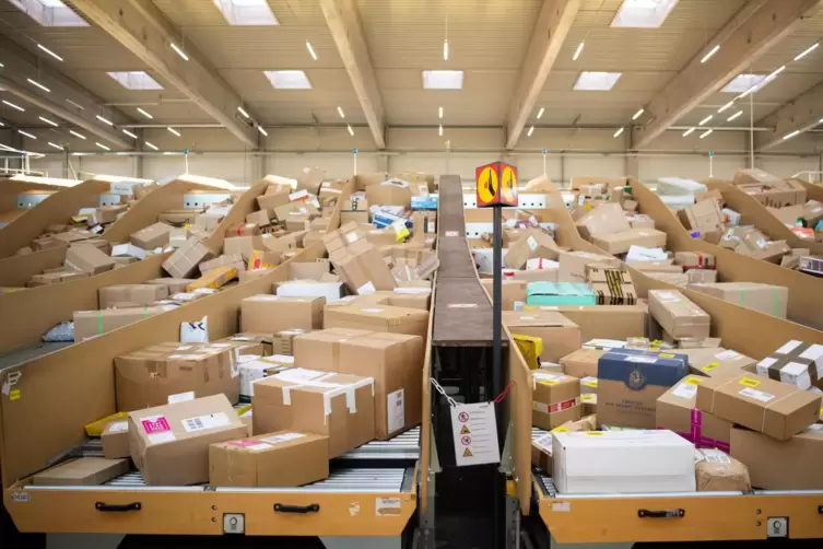 Blick in ein Paketzentrum von Deutsche Post und DHL.