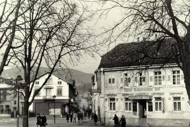 Das Hotel-Restaurant lag an der Landauer Straße, links der Hetzelplatz. 