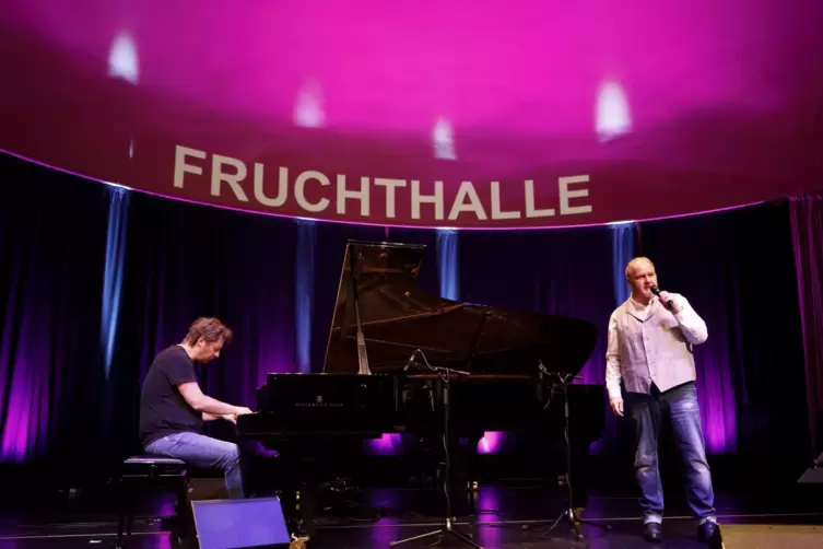 Warten in der Fruchthalle aufs Christkind: Stephan Flesch (rechts) und Norman Dalheimer.