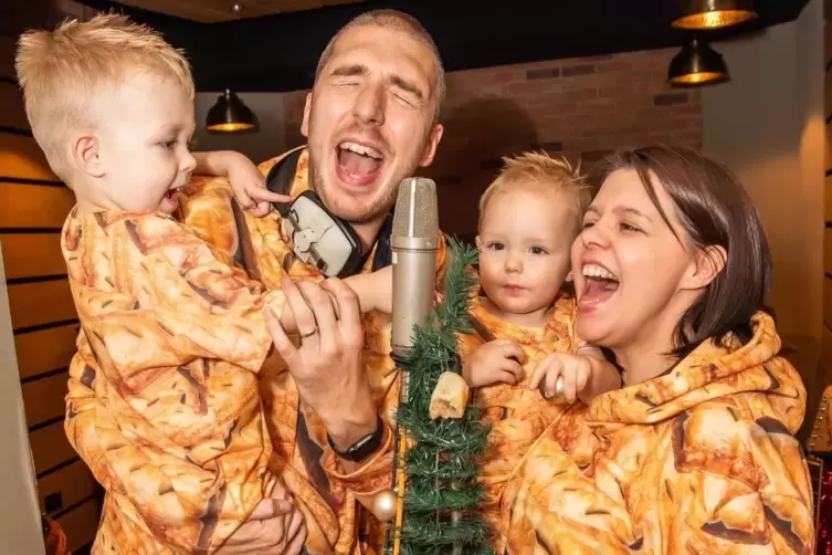 Ladbaby und Familie: Der Engländer hat versprochen, dass er zum letzten Mal einen Weihnachtssong aufgenommen hat. 