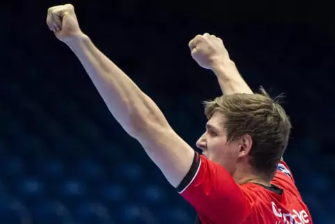 Nationalspieler Finn Lemke von der MT Melsungen wird beim Handballschauen im Fernsehen emotional. 