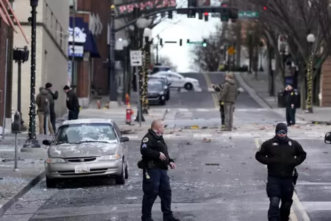 Einsatzkräfte arbeiten am Ort einer heftigen Explosion in der Innenstadt. Ob Menschen verletzt oder getötet wurden, war zunächst