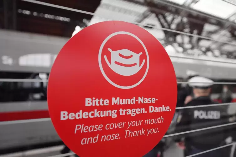 Nicht nur in Zügen, sondern auch auf Bahnhöfen muss eine Maske getragen werden.