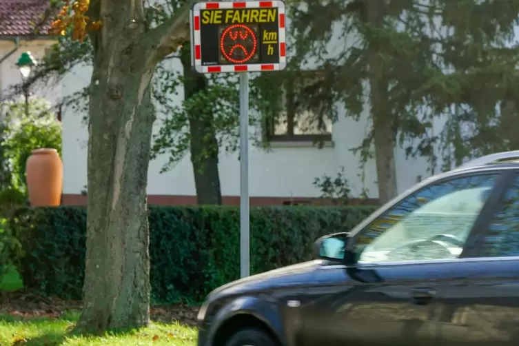 Schade, zu schnell: In der Dirmsteiner Straße in Heuchelheim misst ein Gerät die Geschwindigkeiten der Autos. 