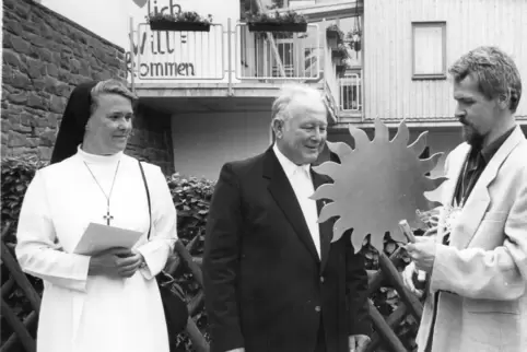 Der katholische Kindergarten-Anbau in Landstuhl wird 1995 eingeweiht. Von links: Kindergartenleiterin Schwester Helmtrud, Pfarre