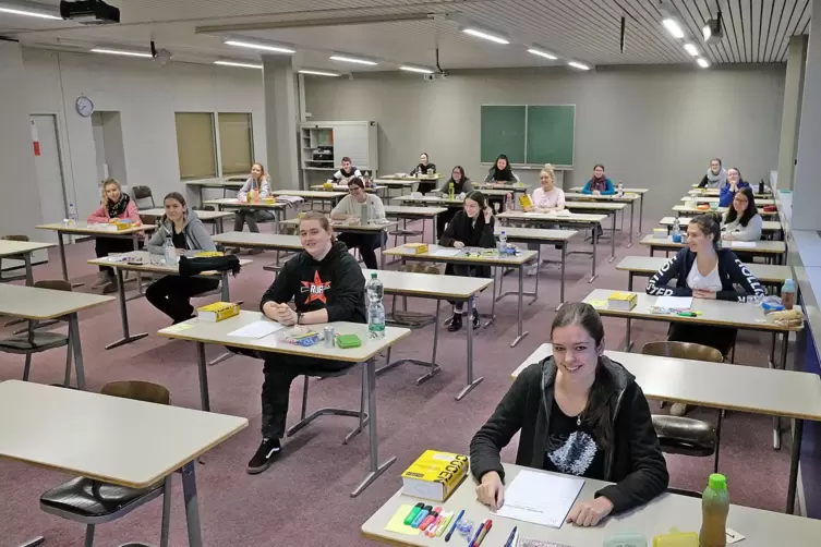 Januar 2020: Der Deutsch-Leistungskurs des Helmholtz-Gymnasiums vor der schriftlichen Abi-Prüfung. 