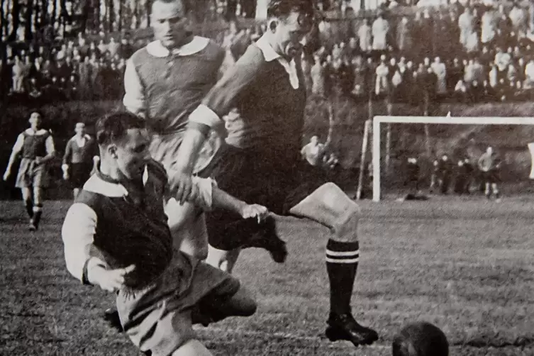 Ernst Willimowski (rechts mit Ball) beim 4:2-Heimsieg des VfR gegen den 1. FCK am 23.3.1952. 