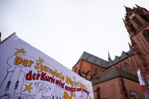 Die Standpunkte sind verschieden, es wird viel gestritten. Auf unserem Bild halten Demonstranten im Januar ein Banner vor dem Fr