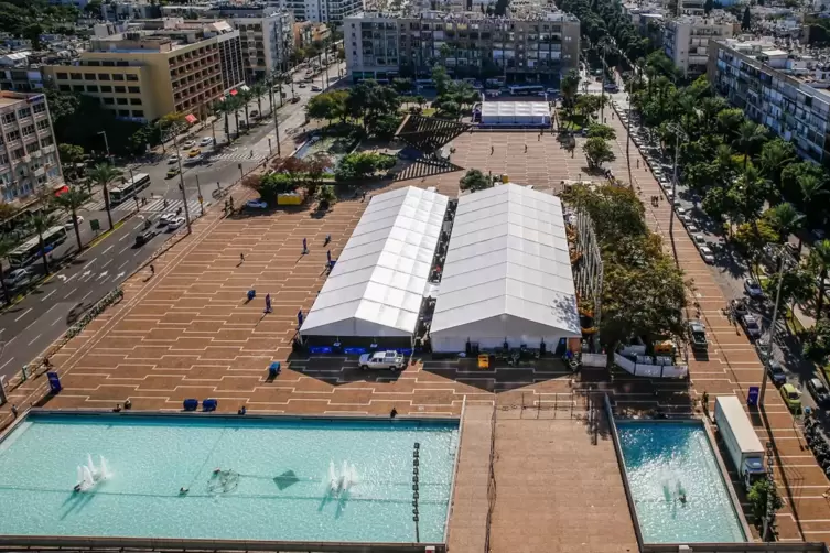 Auch in diesem Zelt auf dem zentralen Rabin-Platz in Tel Aviv können sich Israelis impfen lassen.